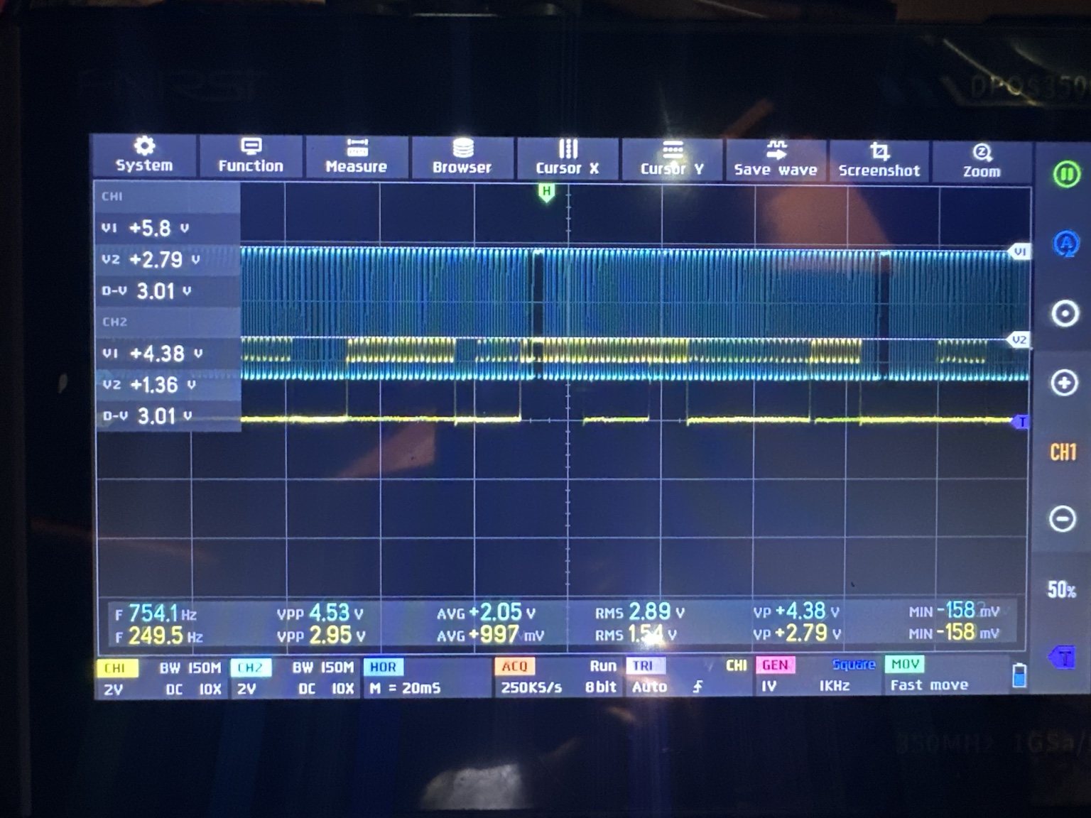 Two channel oscilloscope capture showing the crankshaft signal at 754 Hz and the camshaft signal at 249.5 Hz