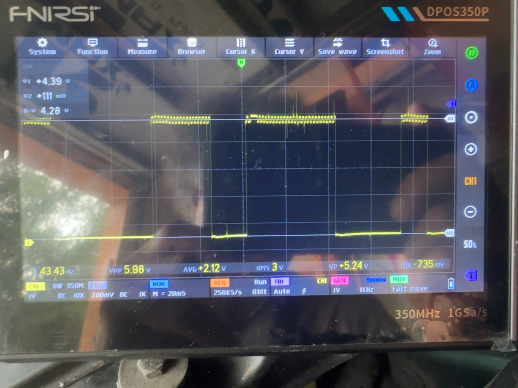 Oscilloscope screen showing the crankshaft signal line sitting at 4.39 V with cursor measurements of 5.98 V peak to peak