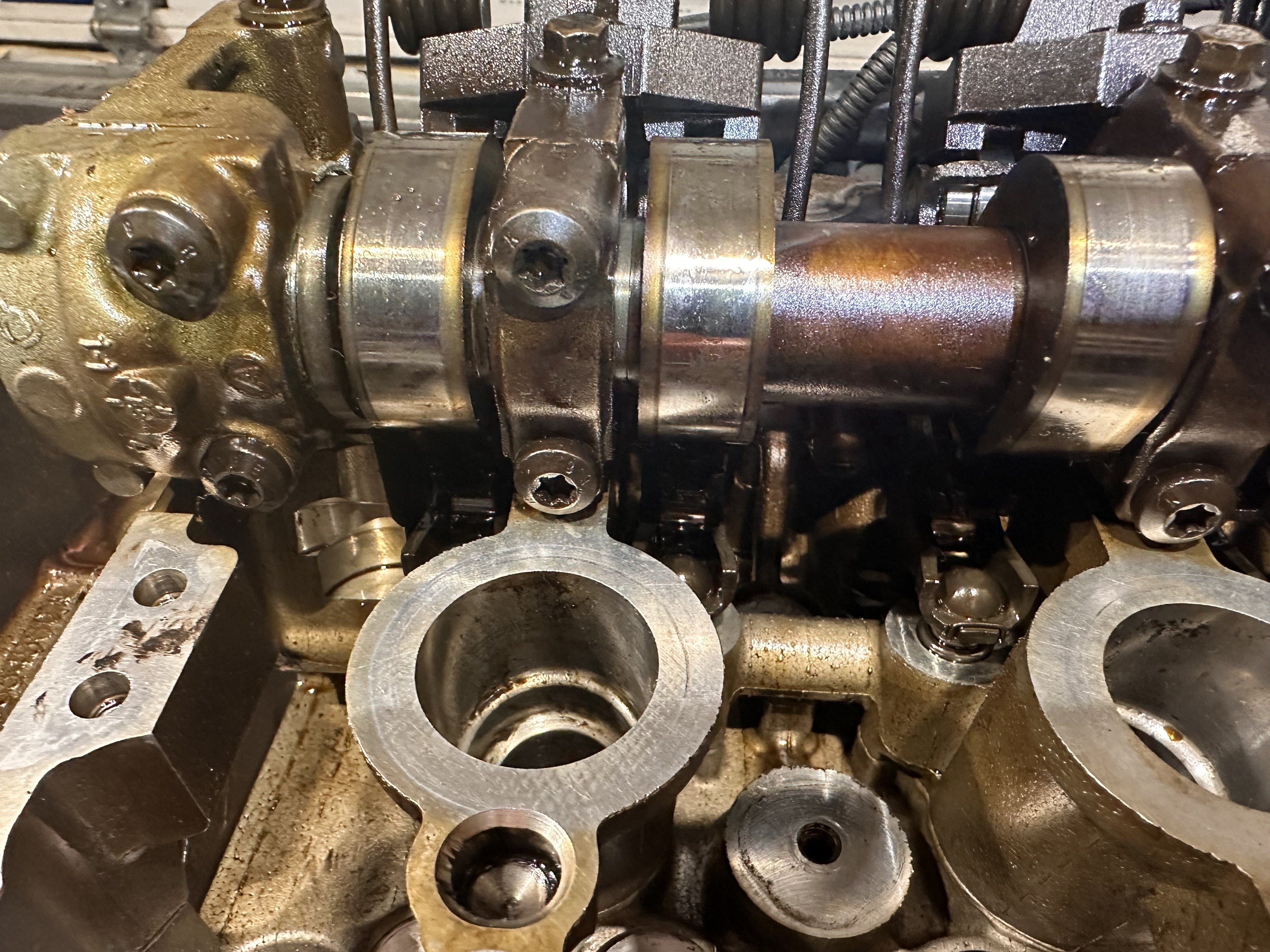 Camshaft bearing caps and camshaft in the N16 cylinder head during disassembly